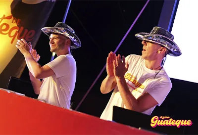 X.avi PetardPop y Edi FM los disc jockeys en cabina con sombrero de espejos