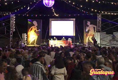 Grupo de matrimonios bailando y cantando vestidos de la d�cada de los 60 y 70 con gafas de la �poca