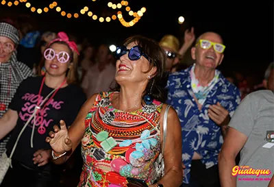 gente disfrazada en El Gran Guateque