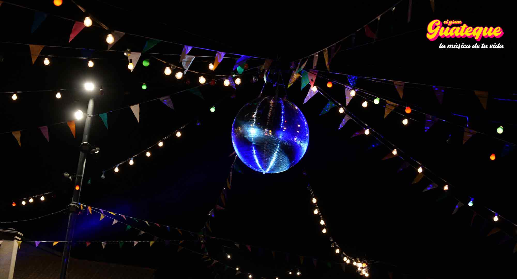 La Gran bola de espejos en el Espect�culo de El Gran Guateque