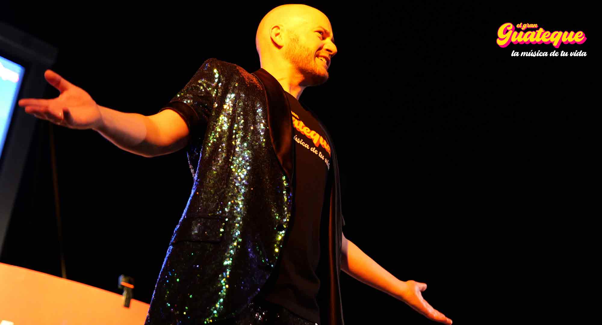 X.avi PetardPop en primer plano, con americana de brillantina verde, durante El Gran Guateque