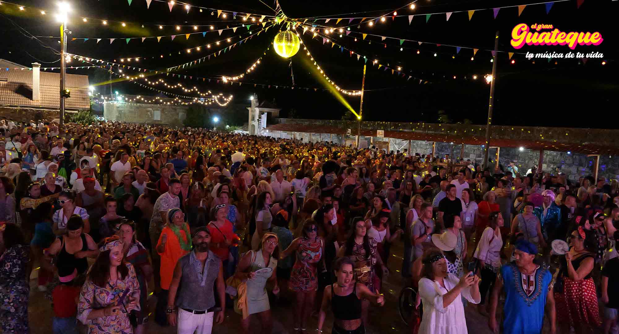 Guatecadas de la d�cada de los 80: p�blico bailando en El Gran Guateque con gran bola de espejos