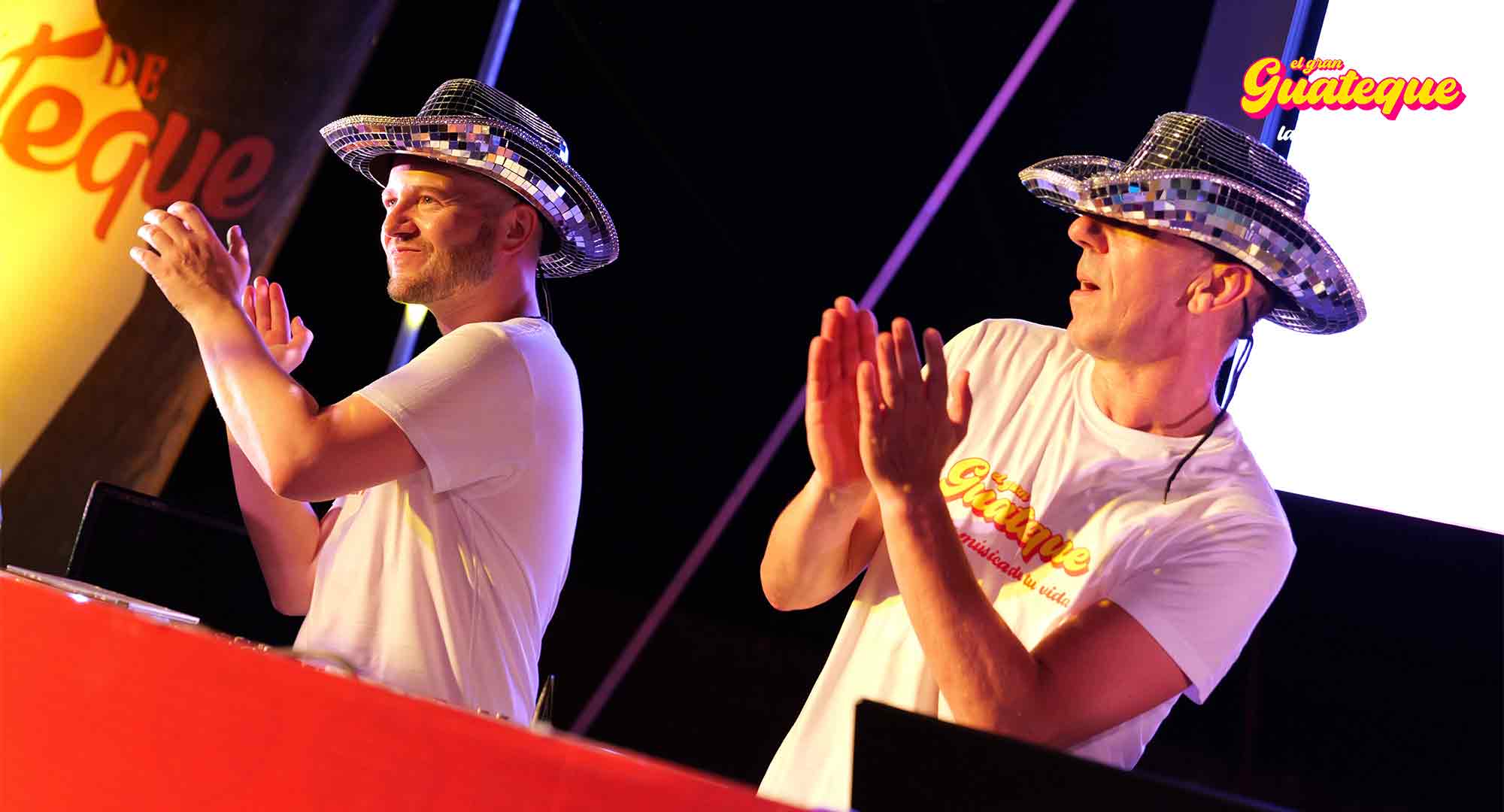 X.avi PetardPop y Edi FM desde la cabina actuando en El Gran Guateque con gorro vaquero de espejos