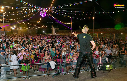 P�blico bajo la bola de espejos mientras Eddy FM act�a