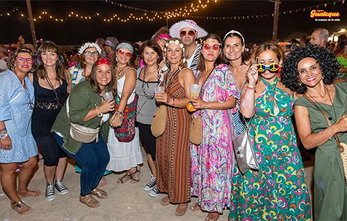 Grupo de mujeres vestidas de �poca Y�y� posando antes del recinto
