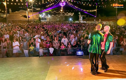 Xavi PetardPop y Edi FM con americanas brillantes saludando al p�blico