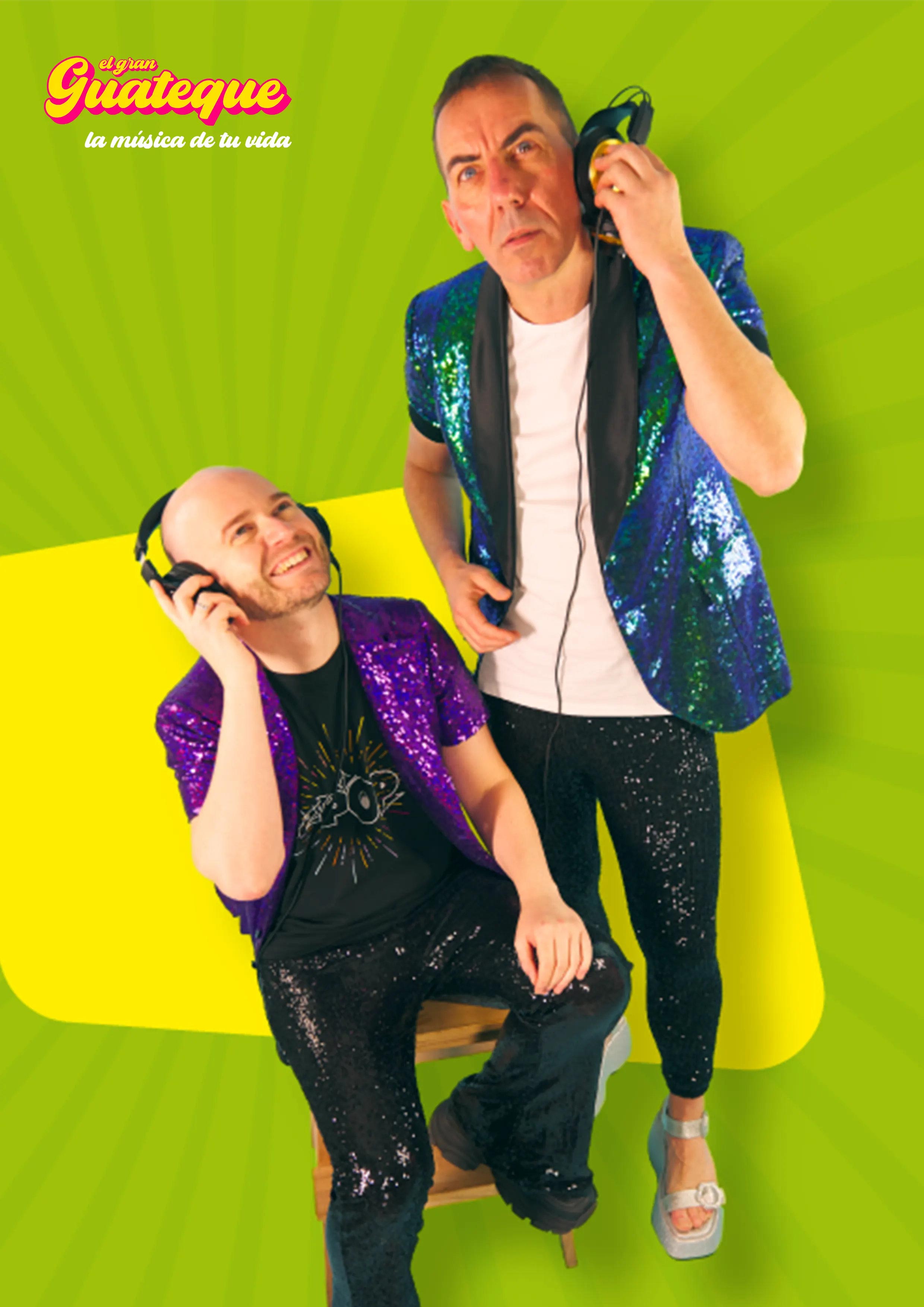 Cartel El Gran Guateque 2024, Xavi PetardPop sentado y Edi FM de pie, fondo retro verde