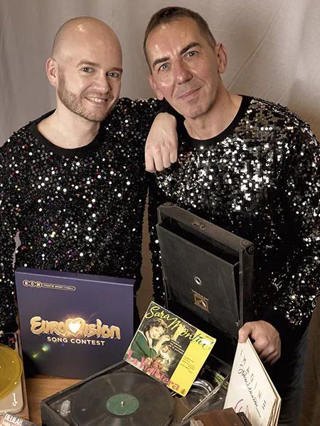 X.avi PetardPop y Edi FM con chaquetas brillantes frente a discos y tocadiscos antiguo