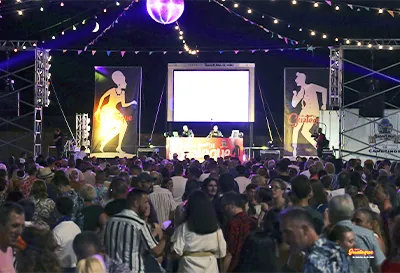 Vista del p�blico bailando en El Gran Guateque, entrada al recinto