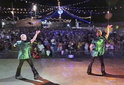 Xavi PetardPop y Edi FM saludando al p�blico durante El Gran Guateque