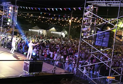 Xavi PetardPop y Edi FM animando al p�blico durante El Gran Guateque