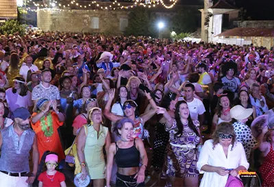 P�blico cantando y bailando junto a Xavi PetardPop y Edi FM