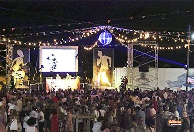 Bola de espejos, p�blico y Xavi PetardPop y Edi FM en plena actuaci�n