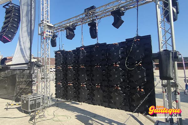 Montaje de producci�n de El Gran Guateque: gran truss con pantalla gigante, cabezas m�viles y sistema de l�nea Array; tr�iler escenario adaptable para shows de alta tecnolog�a