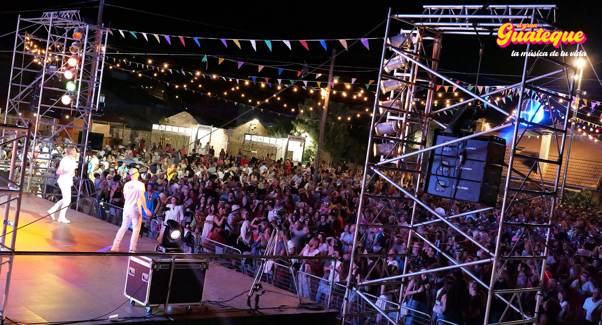 X.avi PetardPop y Edi FM en El Gran Guateque, espect�culo musical retro en directo, escenario iluminado con bola de espejos y p�blico bailando