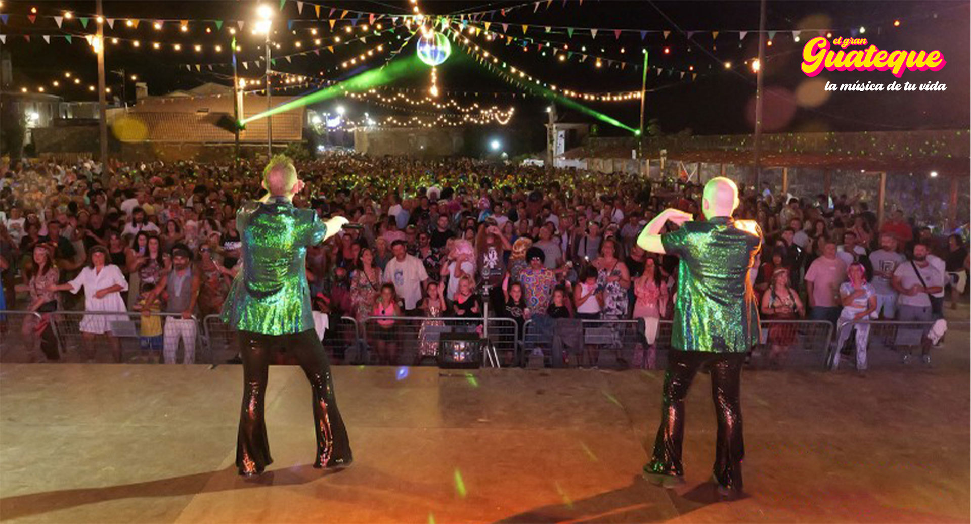 X.avi PetardPop y Edi FM bailando en El Gran Guateque, espect�culo musical retro al aire libre, p�blico de todas las edades disfrutando, escenario iluminado con bola de espejos y luces