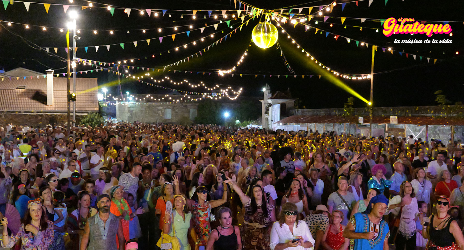 P�blico de todas las edades disfrutando de El Gran Guateque, disfrazados de la �poca Y�y� y bailando alrededor de la gran bola de espejos en pleno verano, el mayor guateque de Galicia