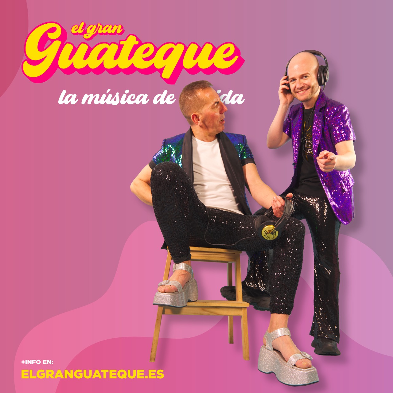 Edi FM sentado en banqueta con plataformas mientras X.avi PetardPop lleva cascos, mirada de sorpresa, show El Gran Guateque Video Verbena