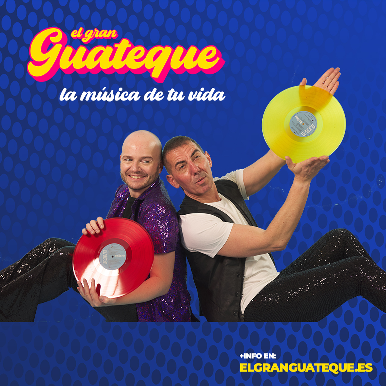 X.avi PetardPop y Edi FM sentados espalda contra espalda, cada uno con un vinilo diferente (rojo y amarillo), show El Gran Guateque Video Verbena