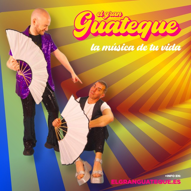 X.avi PetardPop de pie con abanico abierto de Locomía y Edi FM sentado con abanico cerrado, señalando X.avi con el dedo, show El Gran Guateque Video Verbena