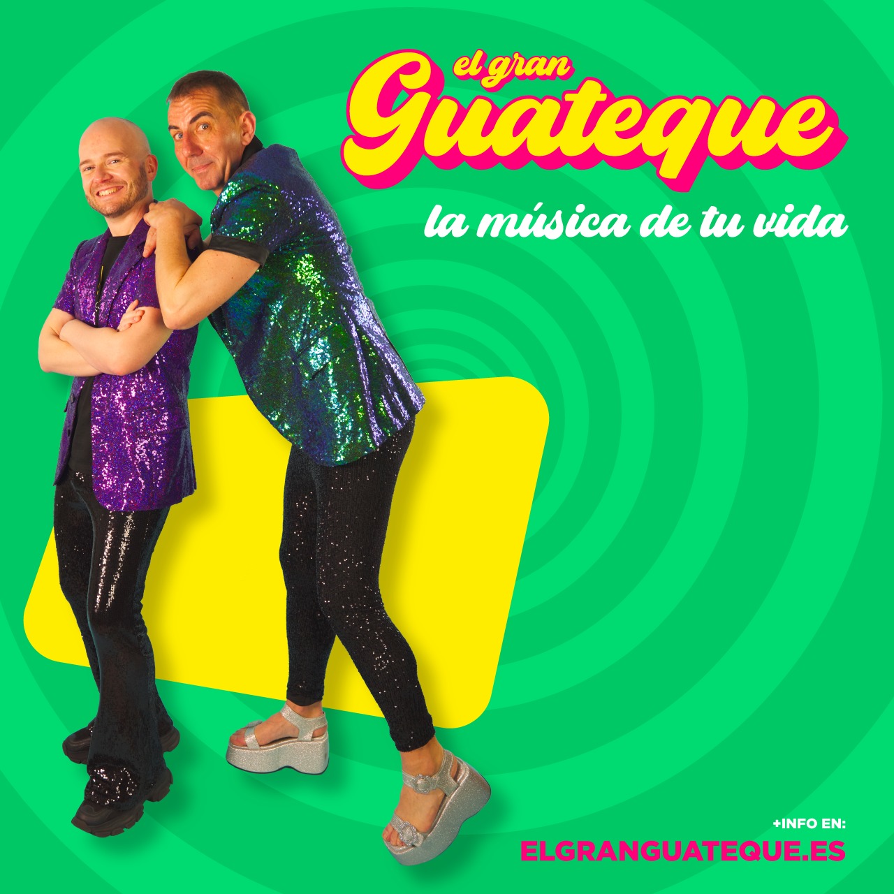 X.avi PetardPop con los brazos cruzados y Edi FM apoyado en su hombro, ambos sonriendo, show El Gran Guateque Video Verbena