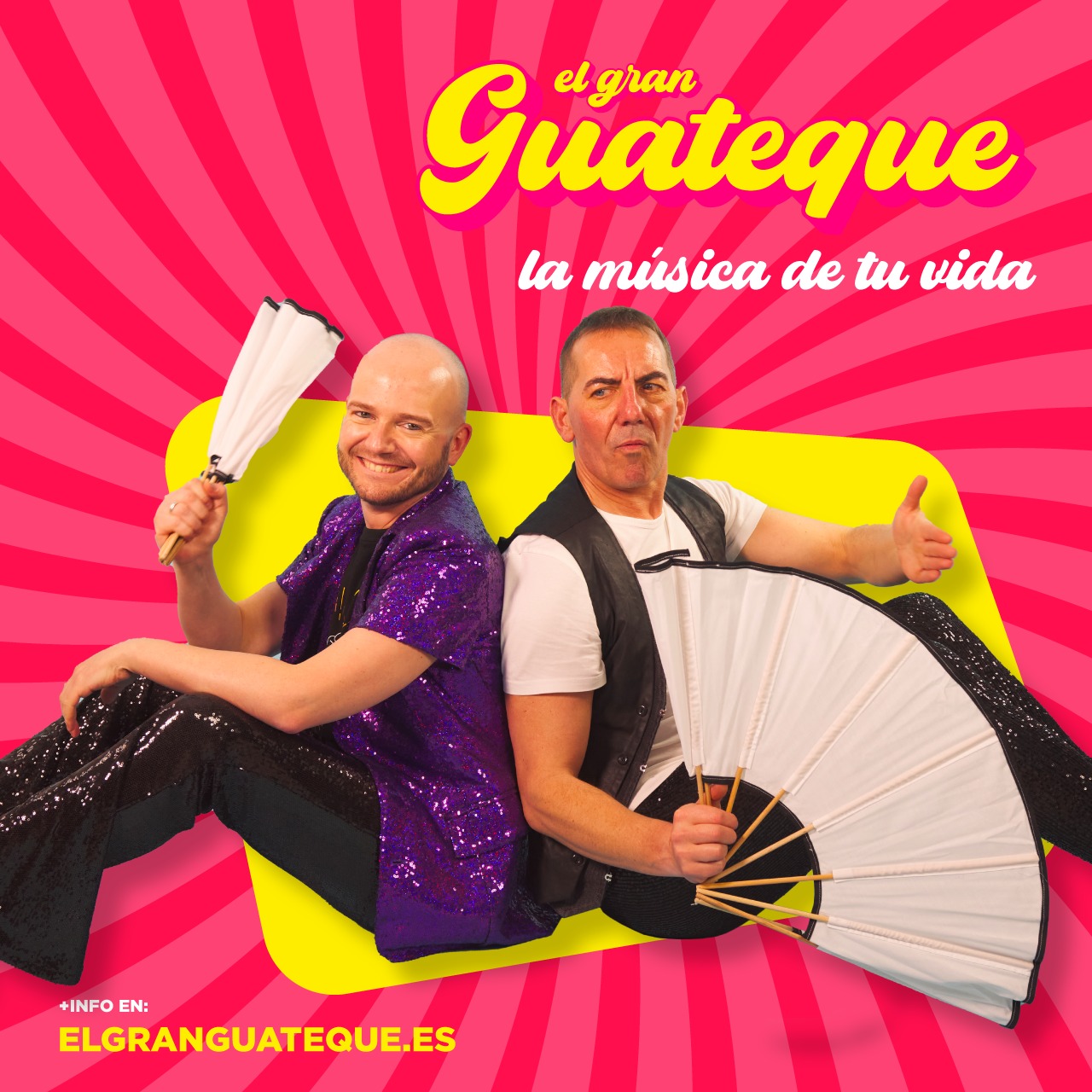 X.avi PetardPop y Edi FM sentados espalda contra espalda con abanicos (uno abierto y otro cerrado) frente a fondo fucsia, show El Gran Guateque Video Verbena