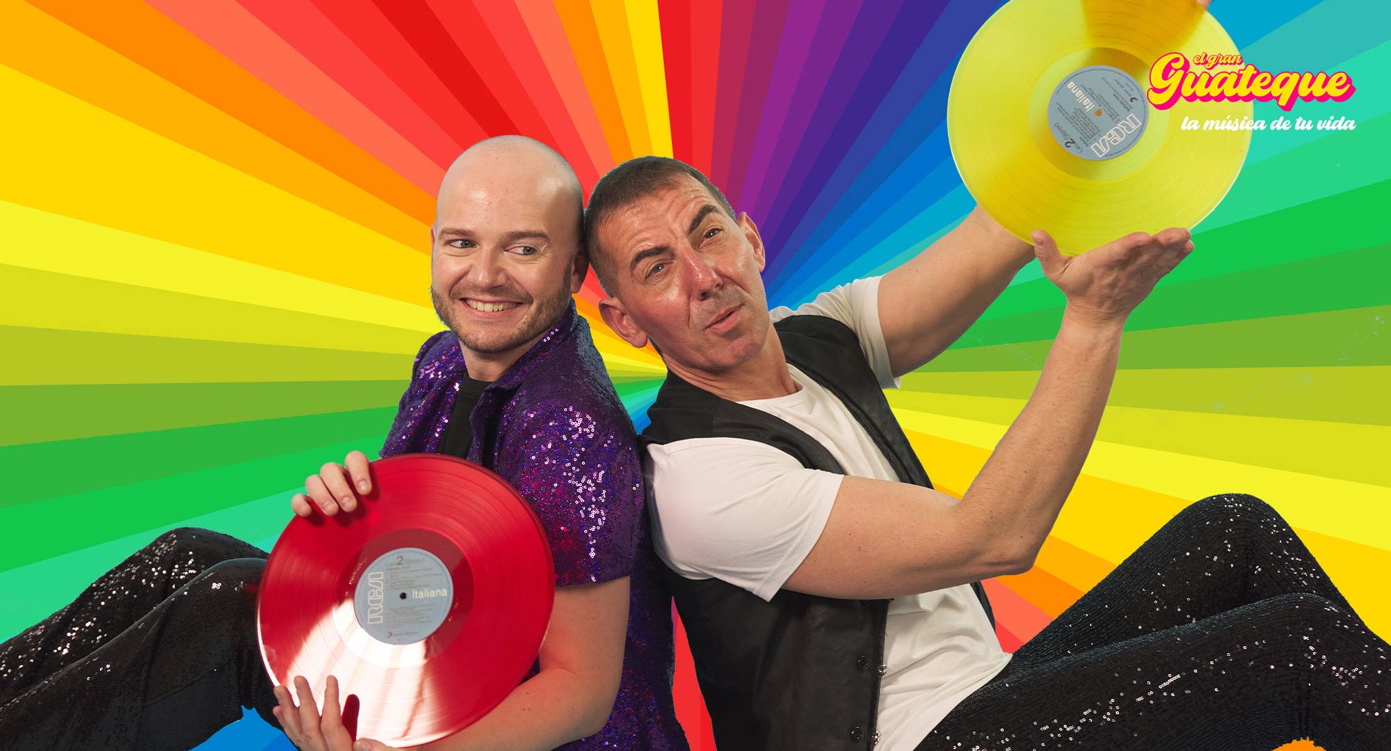 X.avi PetardPop y Edi FM sentados con discos de vinilo rojo y amarillo, sobre fondo psicodélico con rayos multicolor tipo arco iris, imagen oficial del Media Kit y prensa de El Gran Guateque