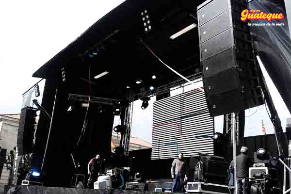 Escenario m�vil de El Gran Guateque con pantalla central, sonido line array y t�cnicos montando
