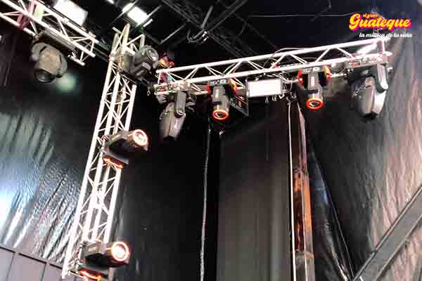 Iluminaci�n profesional con cabezas m�viles y efectos especiales en trusses del escenario