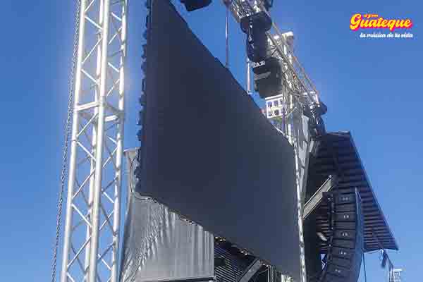 Pantalla LED P5 mostrando videoclips mientras los Deejays mezclan en directo