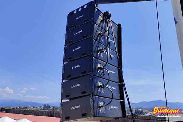 Sonido line array de El Gran Guateque con cajas suspendidas e instalaci�n profesional