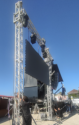 Pantallas de Video LED P5 sobre truss con iluminacin profesional