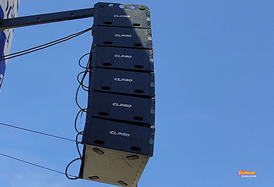 Torre de sonido line array izquierda de El Gran Guateque