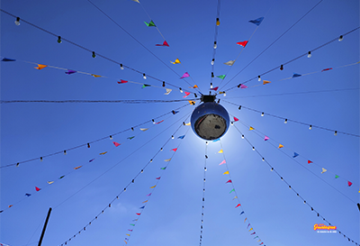 Bola de Espejos gigante de El Gran Guateque con iluminacin decorativa y banderas