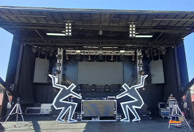 Vista frontal del Escenario Mvil con iluminacin, sonido y pantallas led