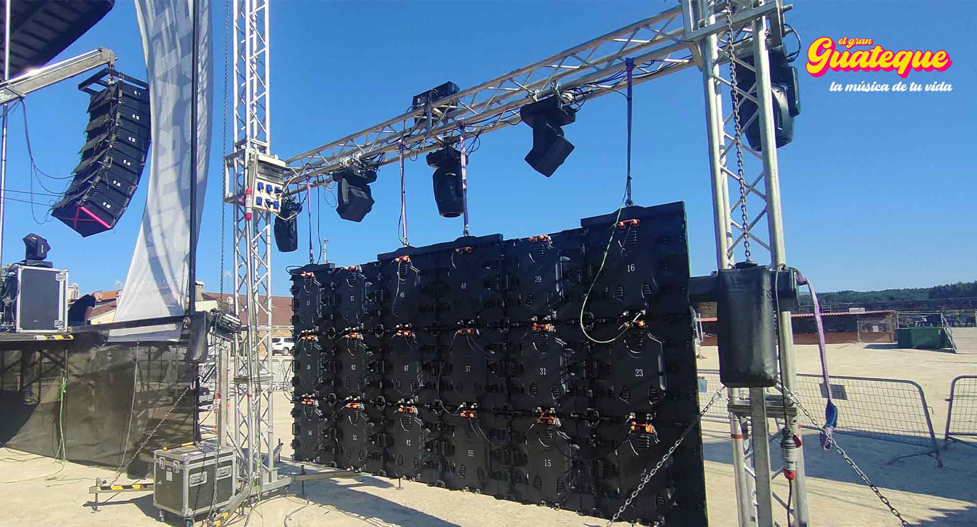 P�blico de El Gran Guateque vestido de los 80 y 90