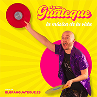 X.avi PetardPop sosteniendo dos vinilos, uno rojo y otro amarillo, gesto emocionado