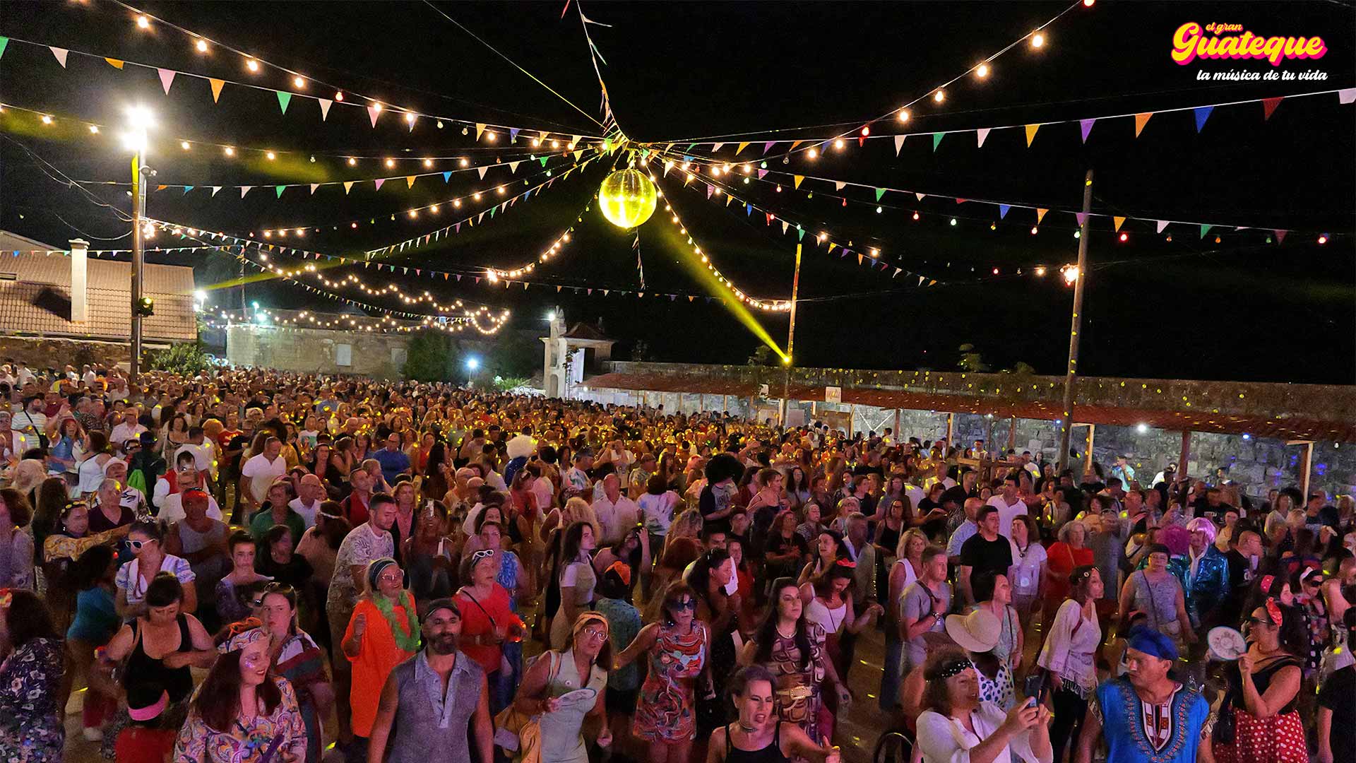 Plaza de Salvaterra de Miño llena de público durante la actuación de EL GRAN GUATEQUE en 2024