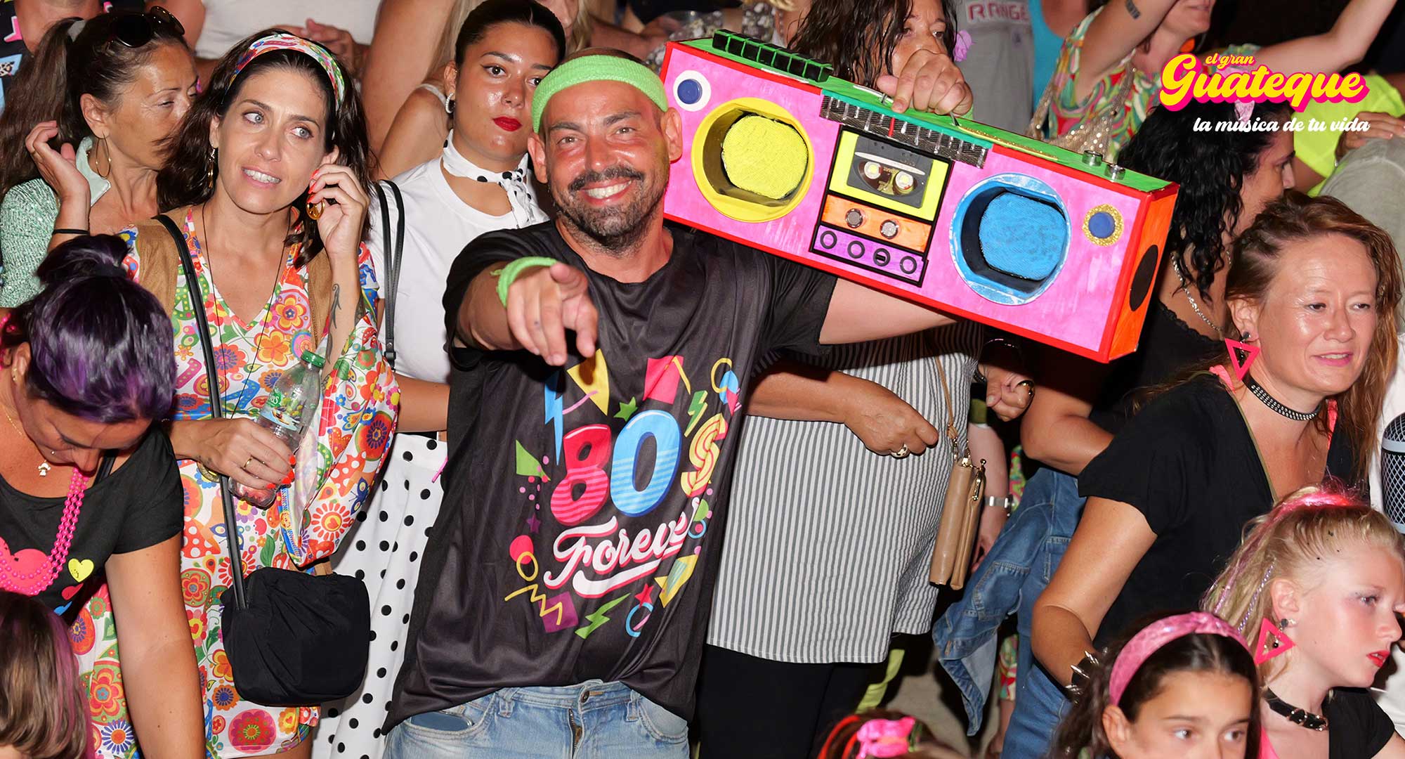 VideoVerbena Retro � P�blico disfrazado de los 60, 70 y 80 en El Gran Guateque, chicos con radio cassette, vestuario hippie, estilo Grease y moda ye-ye disfrutando de la fiesta