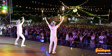 Xavi PetardPop y Edi FM animando al p�blico con videoclips originales y gran bola de espejos en El Gran Guateque