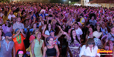 P�blico cantando y bailando con disfraces retro en El Gran Guateque, disfrutando de los videoclips originales