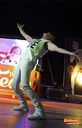 Edi FM vestido de blanco con camiseta 'Chose Life', brazos alzados durante la actuaci�n en El Gran Guateque, fondo con pantalla y cabina visibles